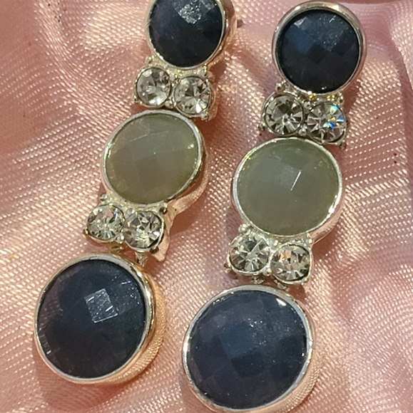 Three Tier Earrings - Picture 3 of 4